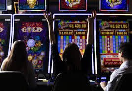 Pengguna dewasa Indonesia menikmati Live Casino jakartahoki di laptop dari rumah